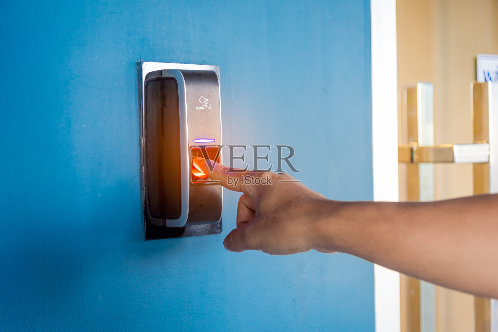 关闭人推手指扫描的pad门禁门入口门。照片摄影图片