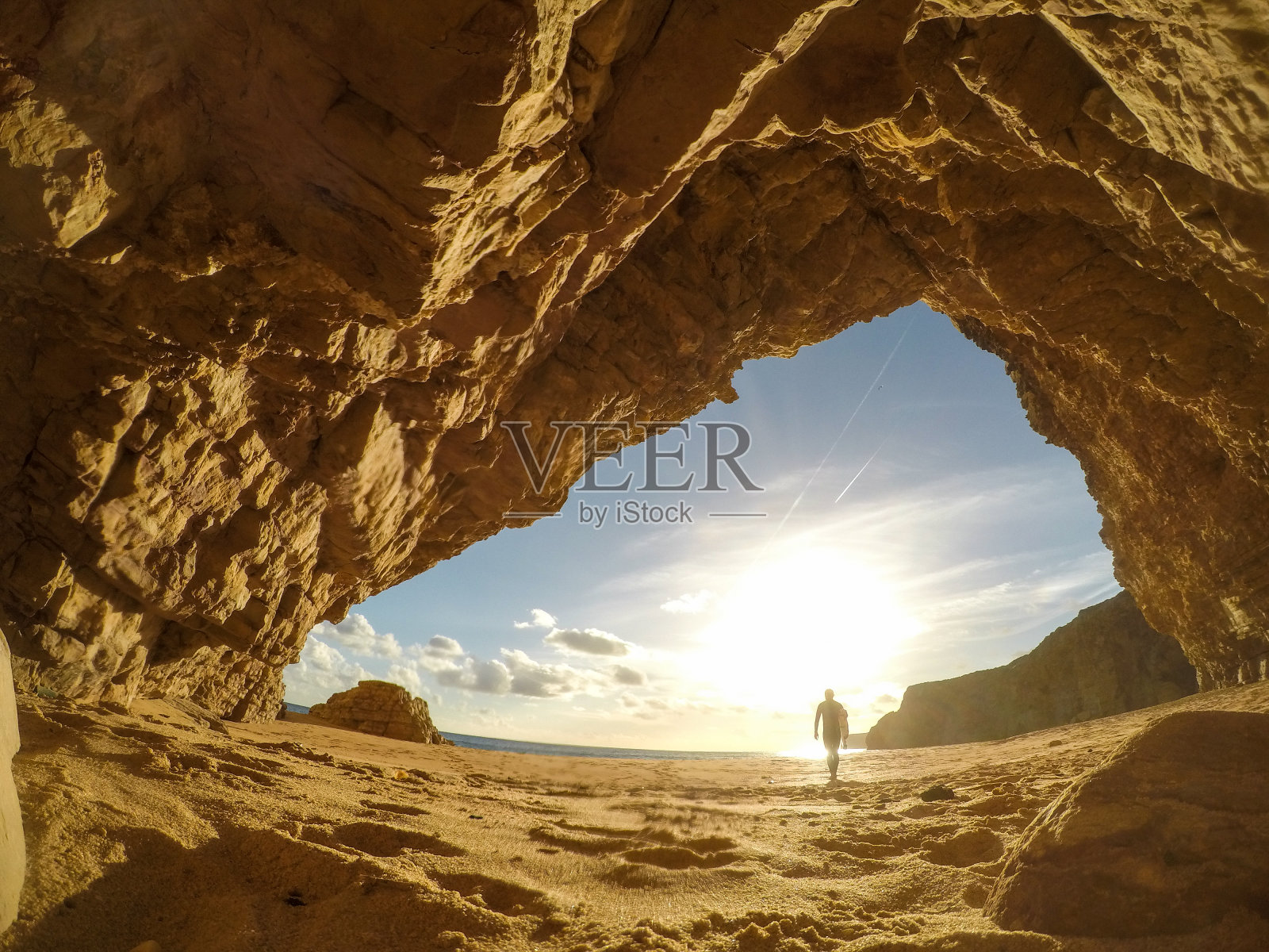 冲浪者走到阳光下照片摄影图片