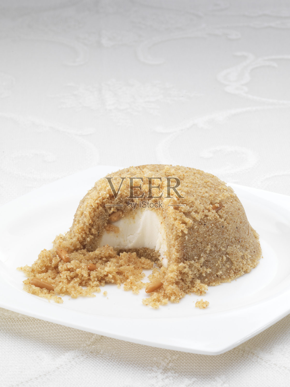 土耳其甜品，irmik helvası配香草冰淇淋照片摄影图片