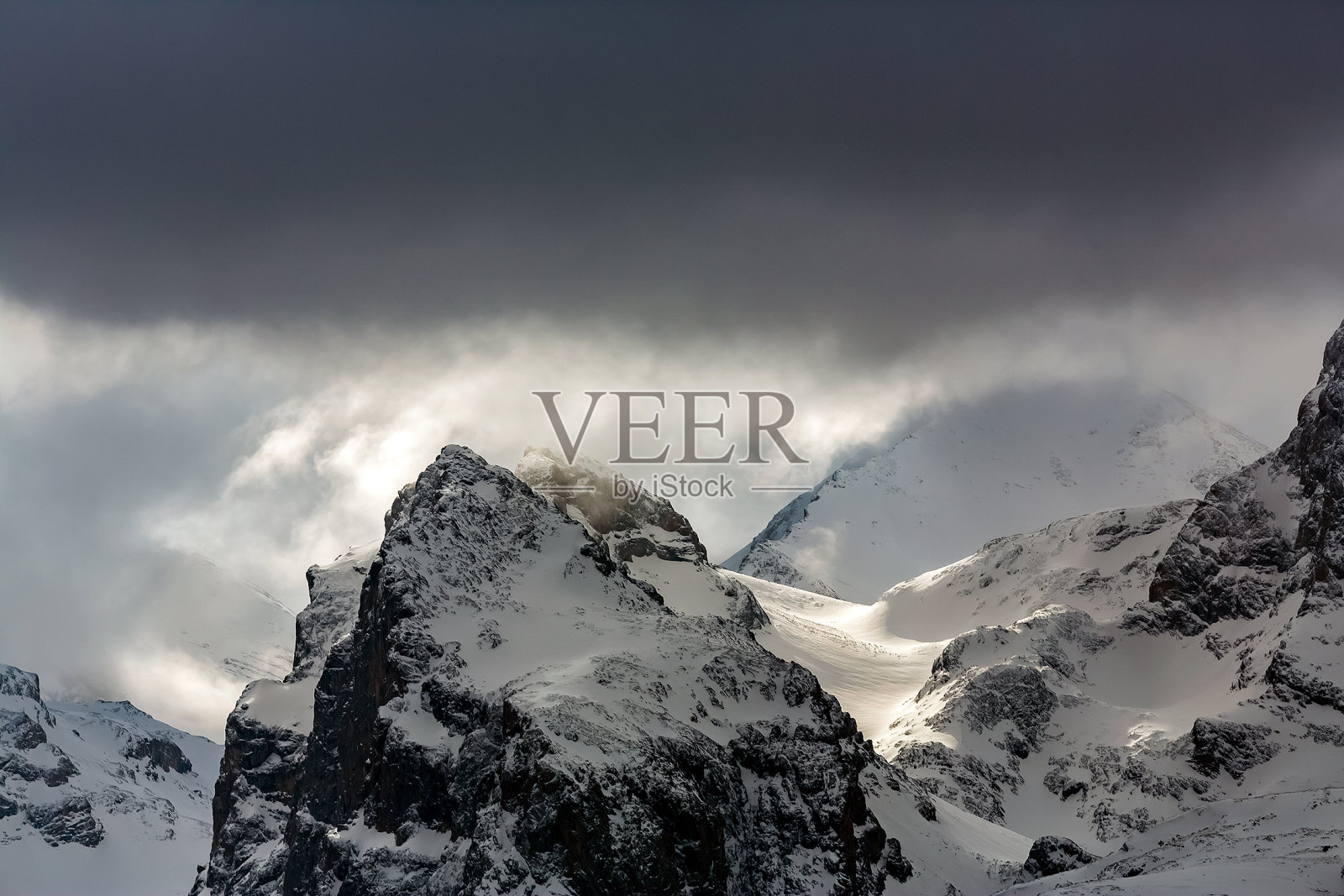 冬天有山有雪照片摄影图片