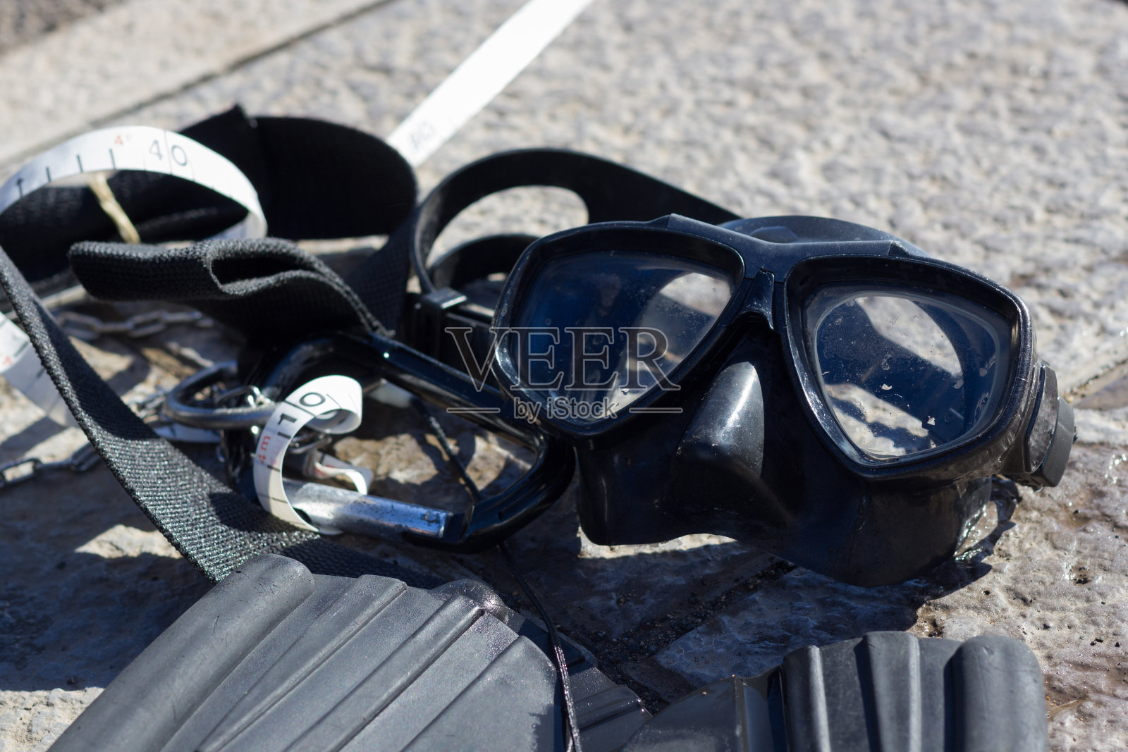 黑色潜水面罩，脚蹼和地面卷尺照片摄影图片