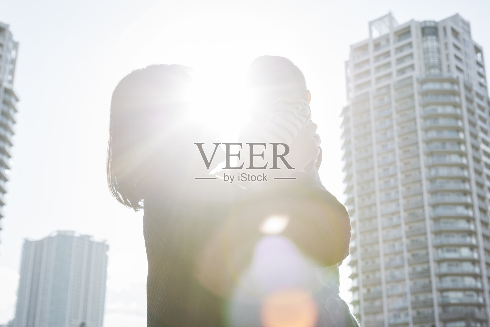 妈妈和宝宝在阳台上休息照片摄影图片