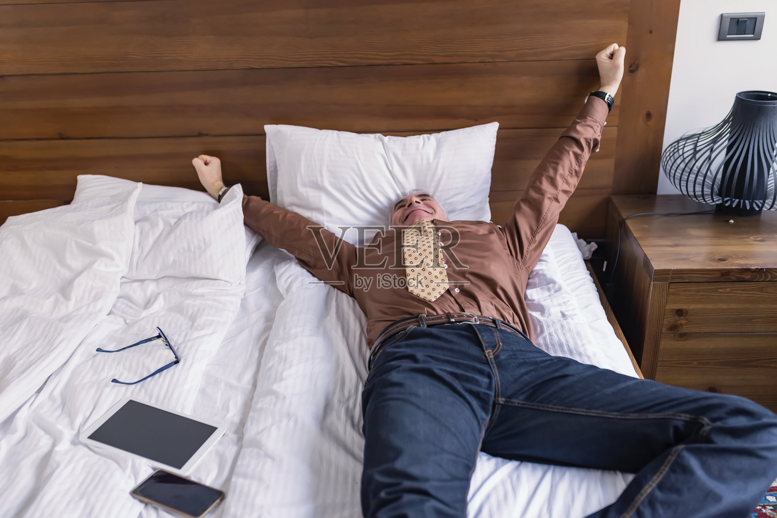 酒店卧室里的资深商人照片摄影图片