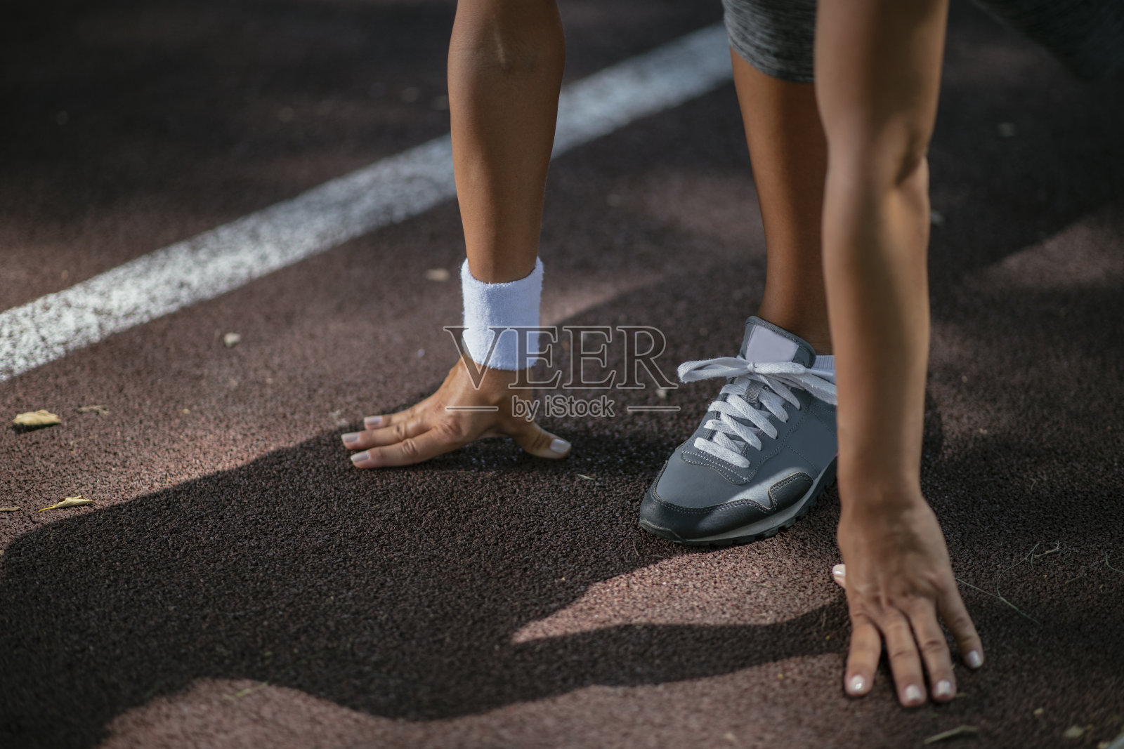 年轻女子在户外奔跑照片摄影图片