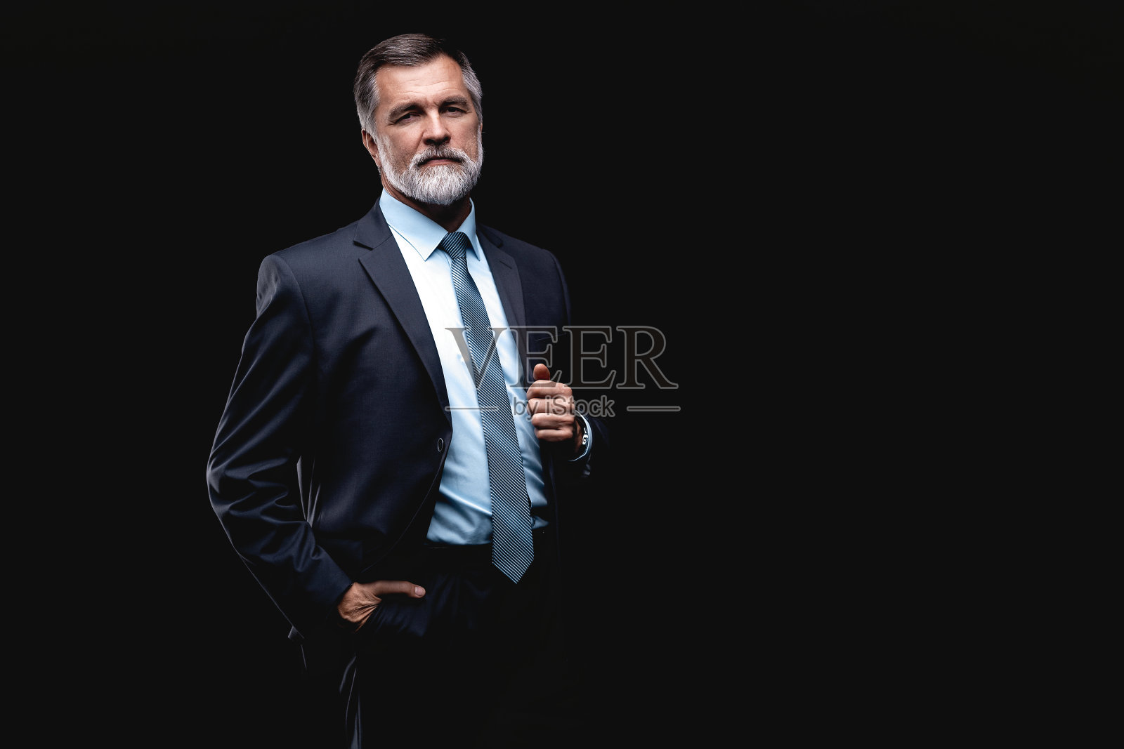 英俊成熟的商人孤立在黑色背景照片摄影图片