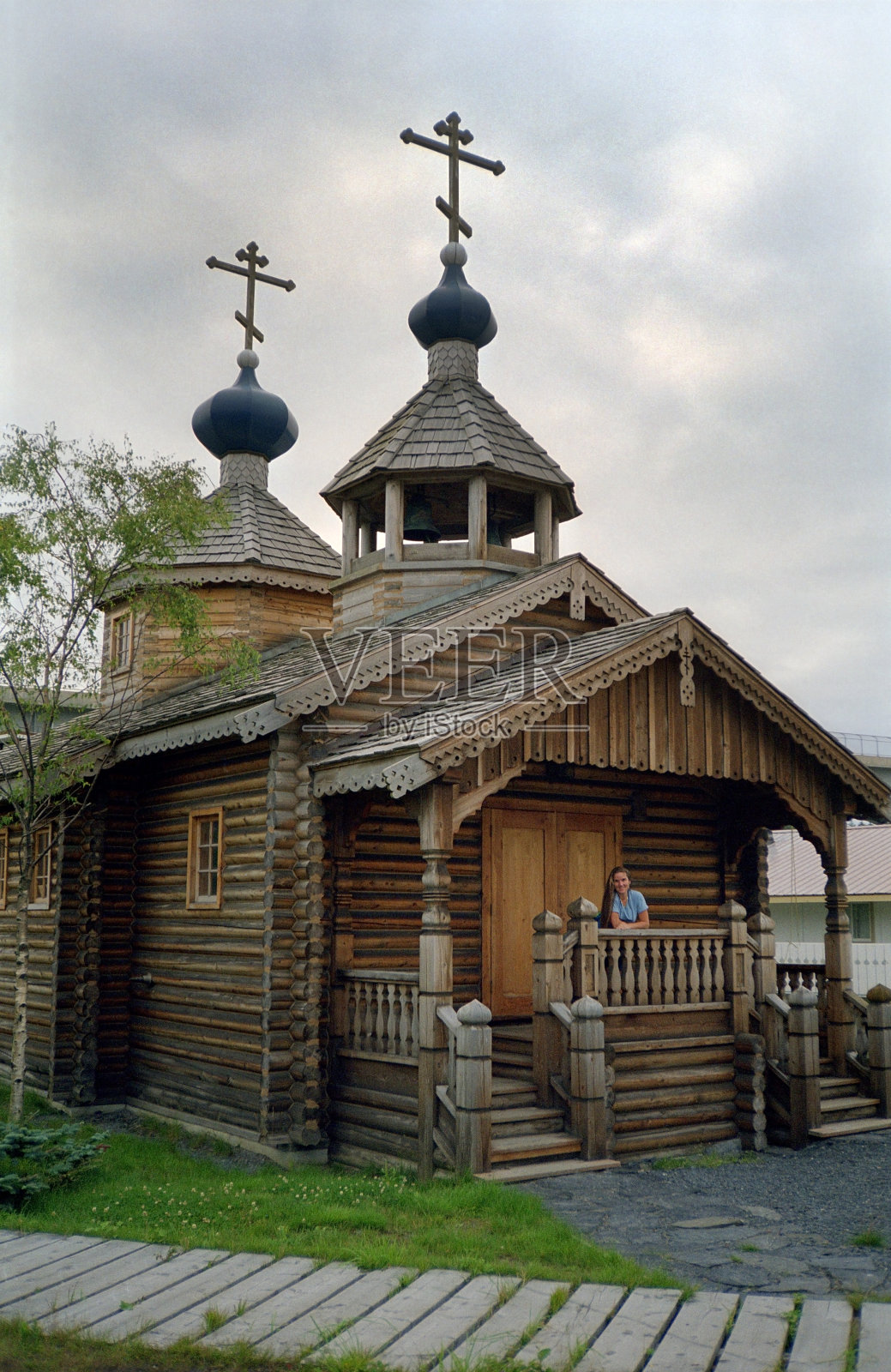 阿拉斯加州圣赫尔曼科迪亚克岛，一名妇女探索200年的俄罗斯东正教复制品照片摄影图片