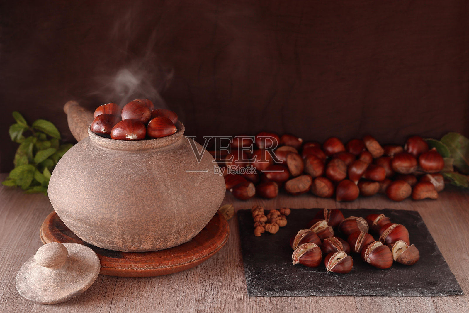 秋天烤栗子照片摄影图片