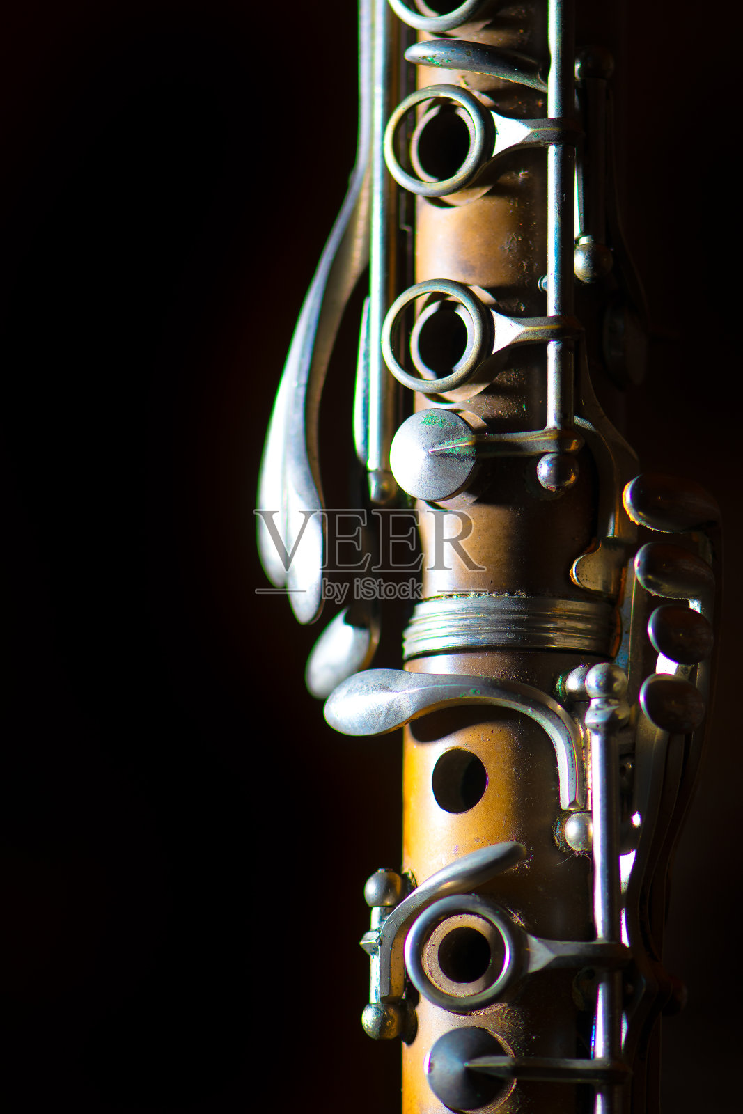 黑色背景上的古董单簧管的细节照片摄影图片