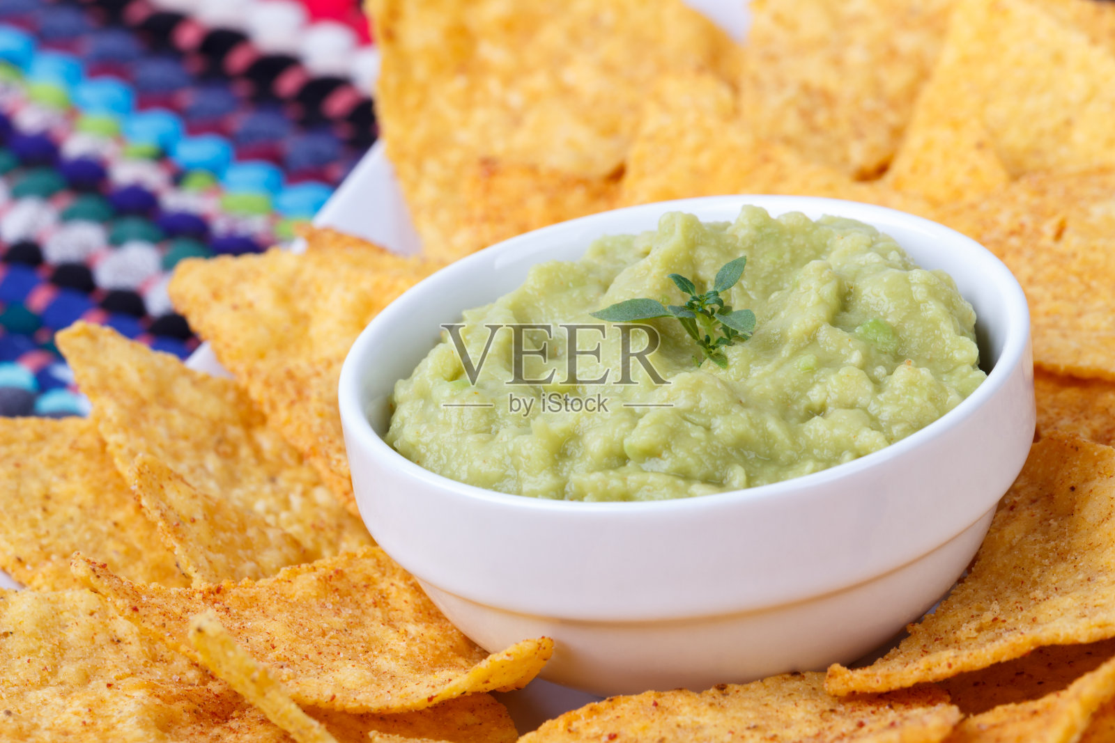 鳄梨酱配玉米片照片摄影图片