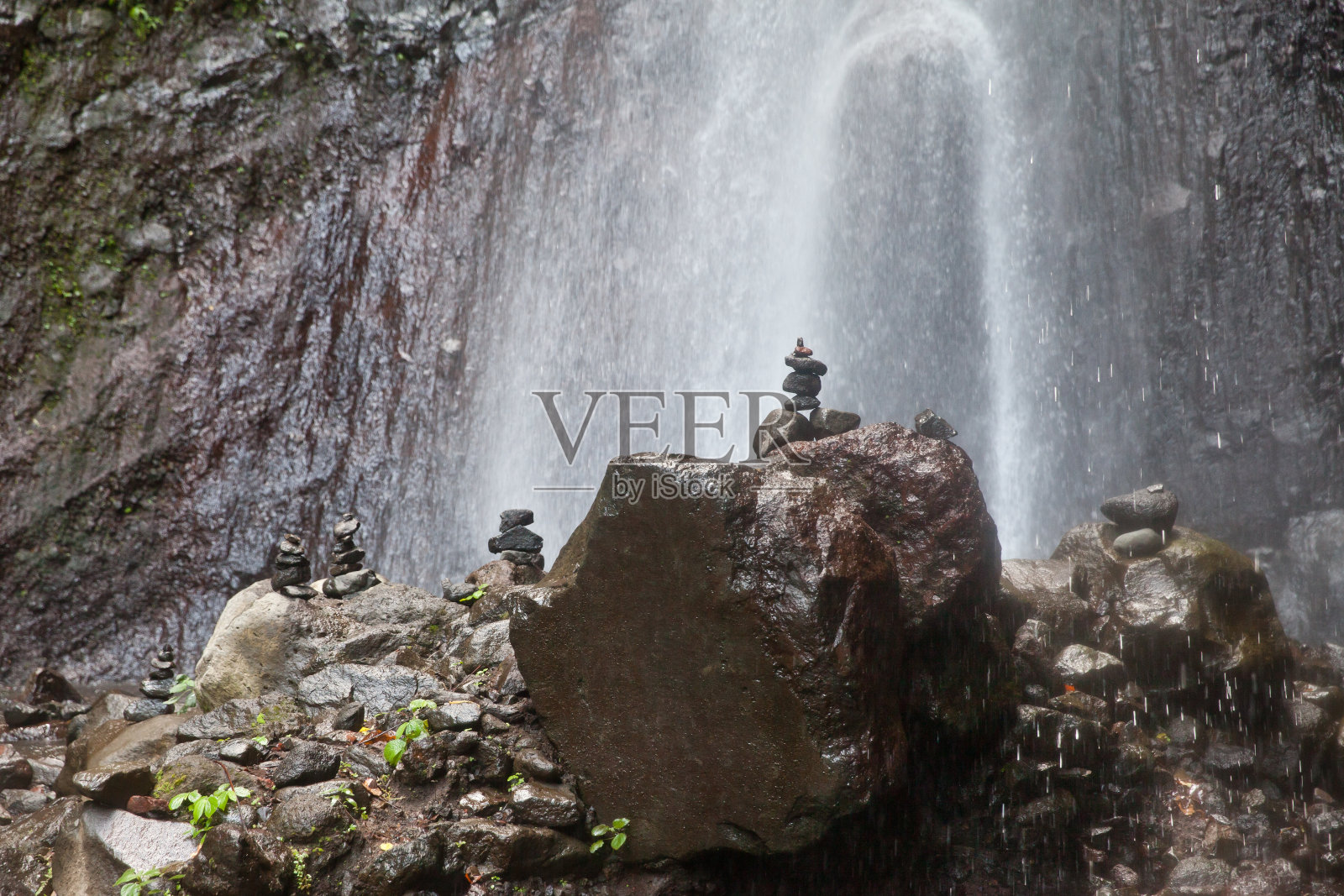 瀑布和潮湿的岩石。照片摄影图片