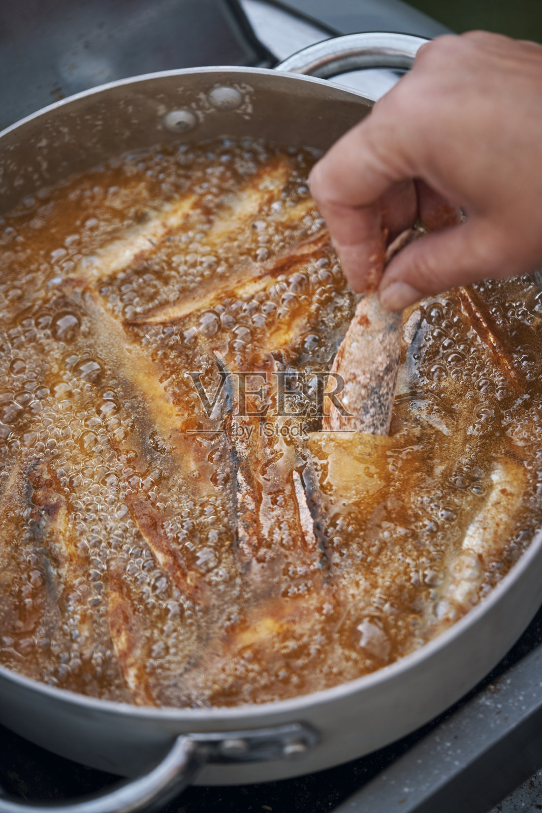 深油煎香鱼照片摄影图片