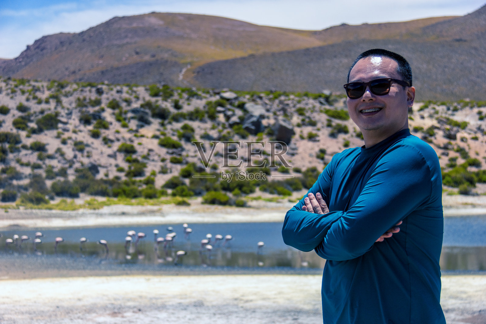 游客在阿塔卡马沙漠观看美丽的火烈鸟。照片摄影图片