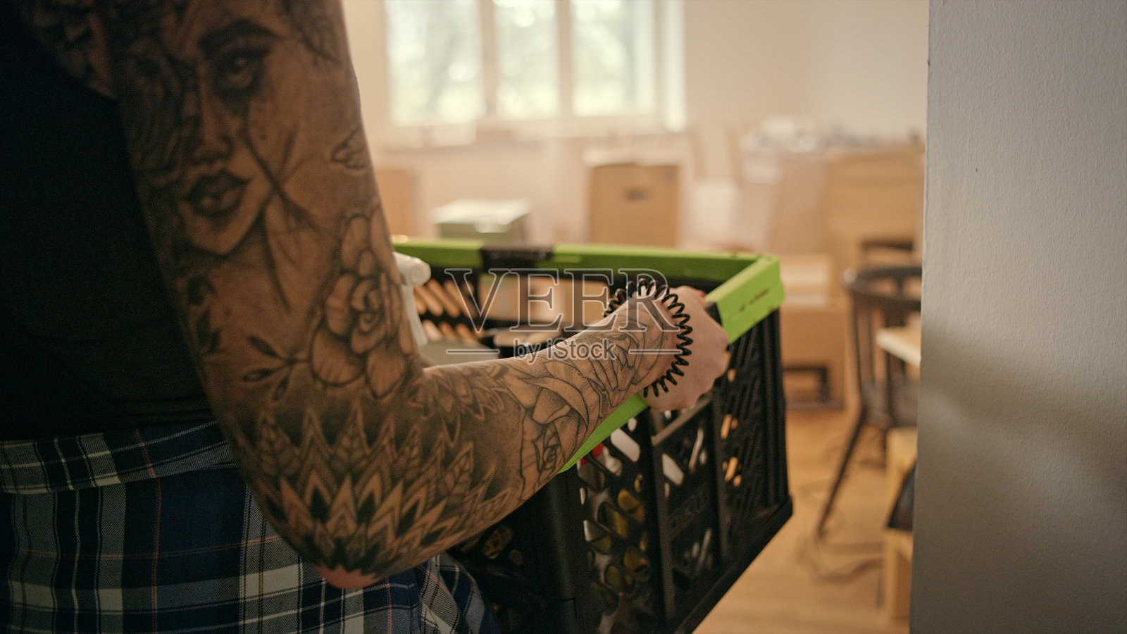 单身女人搬进了新公寓。照片摄影图片