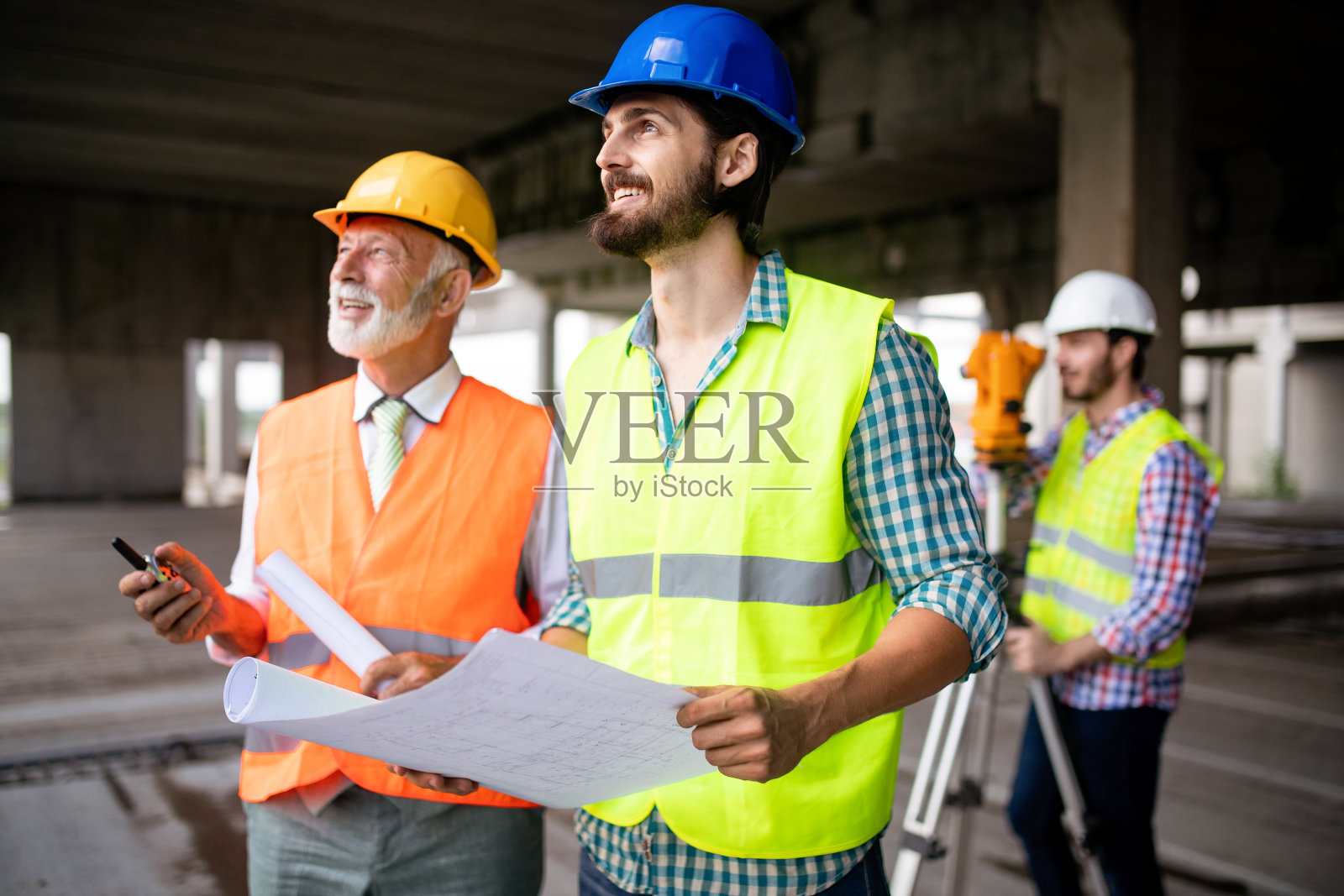 工程师和施工现场经理处理图纸和计划照片摄影图片