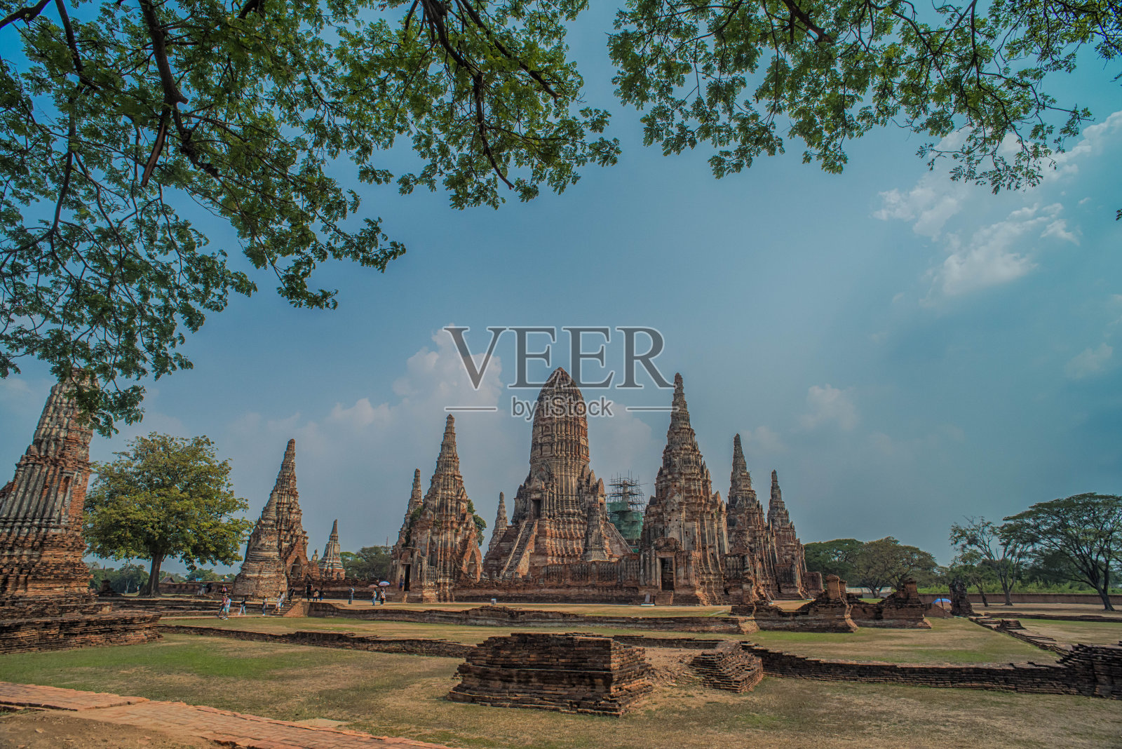 泰国大城府大城府历史公园白天的柴华他兰寺照片摄影图片