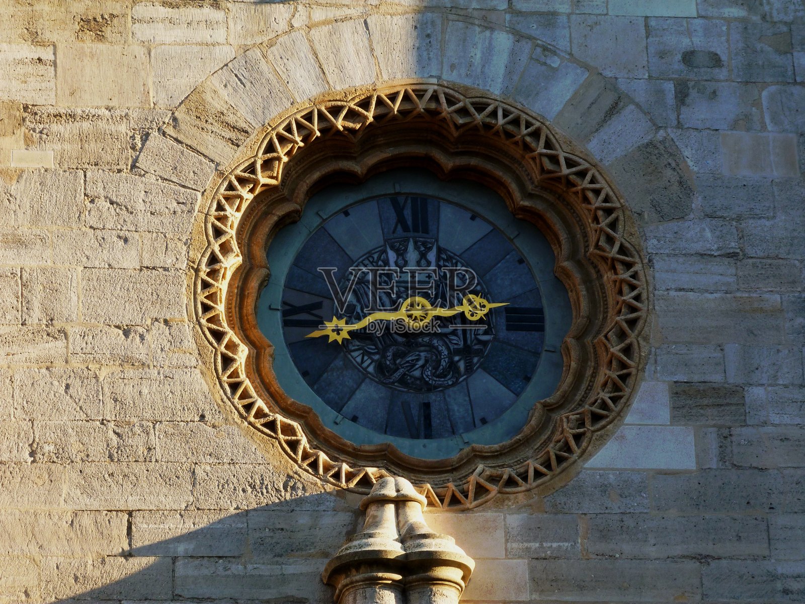 古老的教堂钟镶嵌在白色的石墙上照片摄影图片