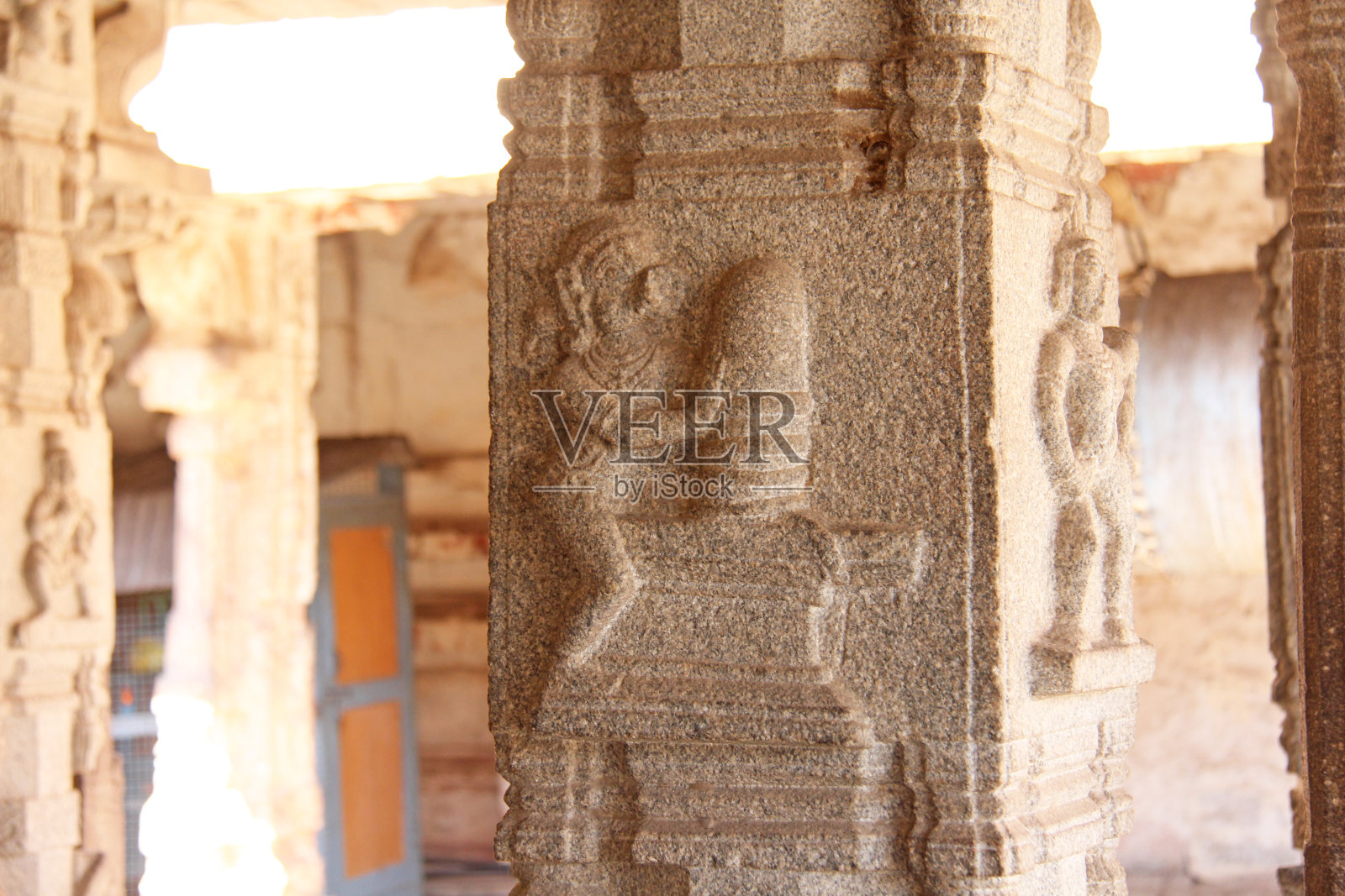 汉比Shiva Virupaksha神庙石柱上的浅浮雕。石雕古朴背景。石雕用石头雕刻的人像联合国教科文组织世界遗产。卡纳塔克邦,印度照片摄影图片