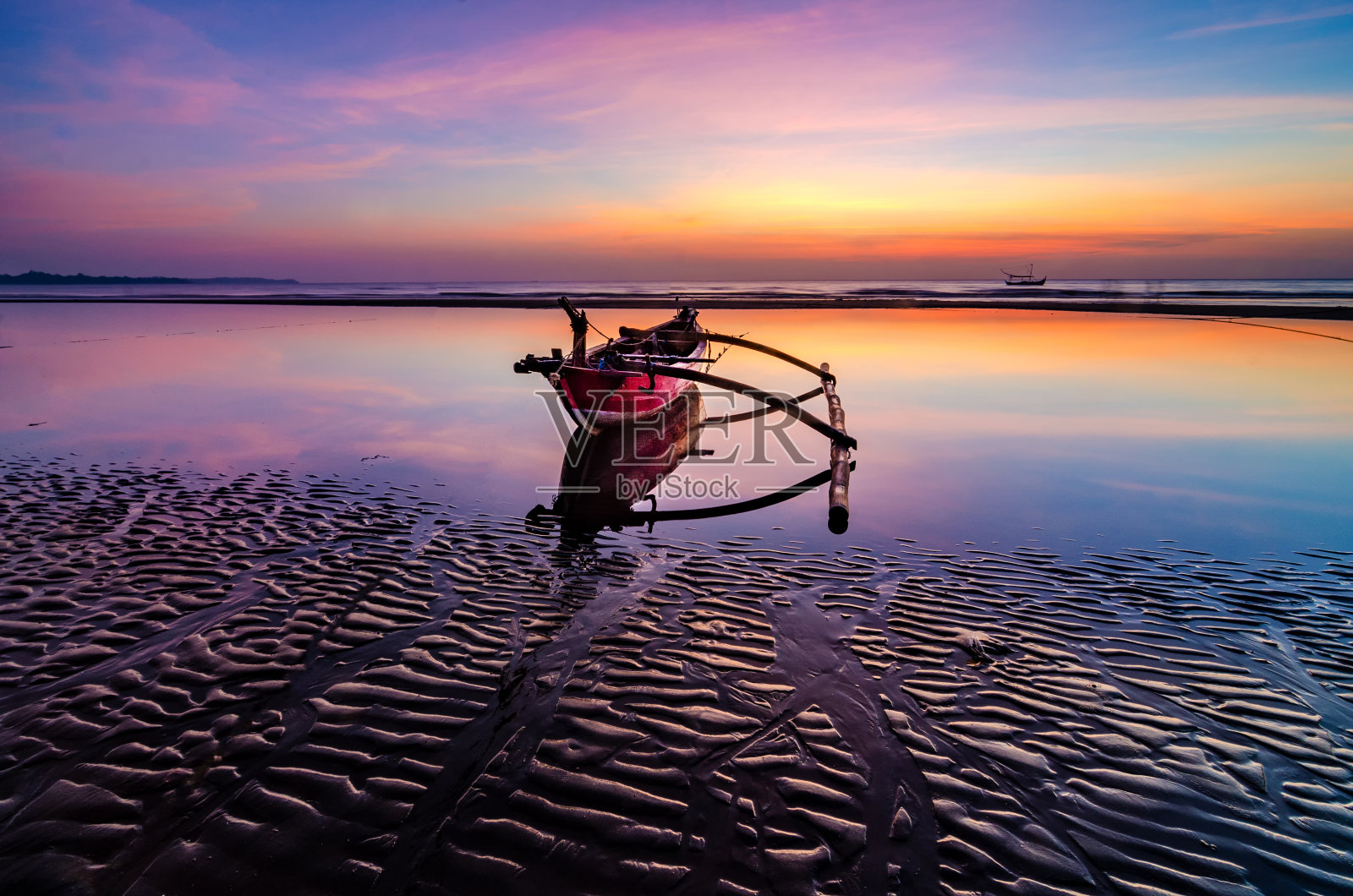 小船上的日落照片摄影图片