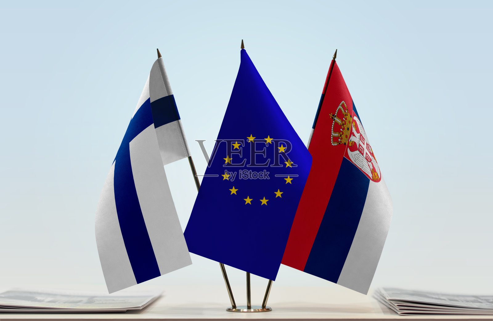 芬兰、欧盟和塞尔维亚的国旗照片摄影图片