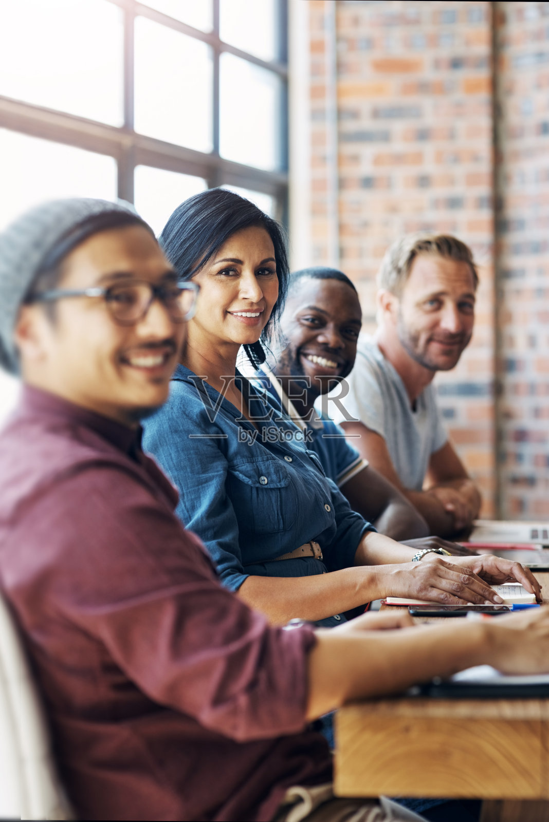 让我们一起在这个办公室里成就伟大照片摄影图片