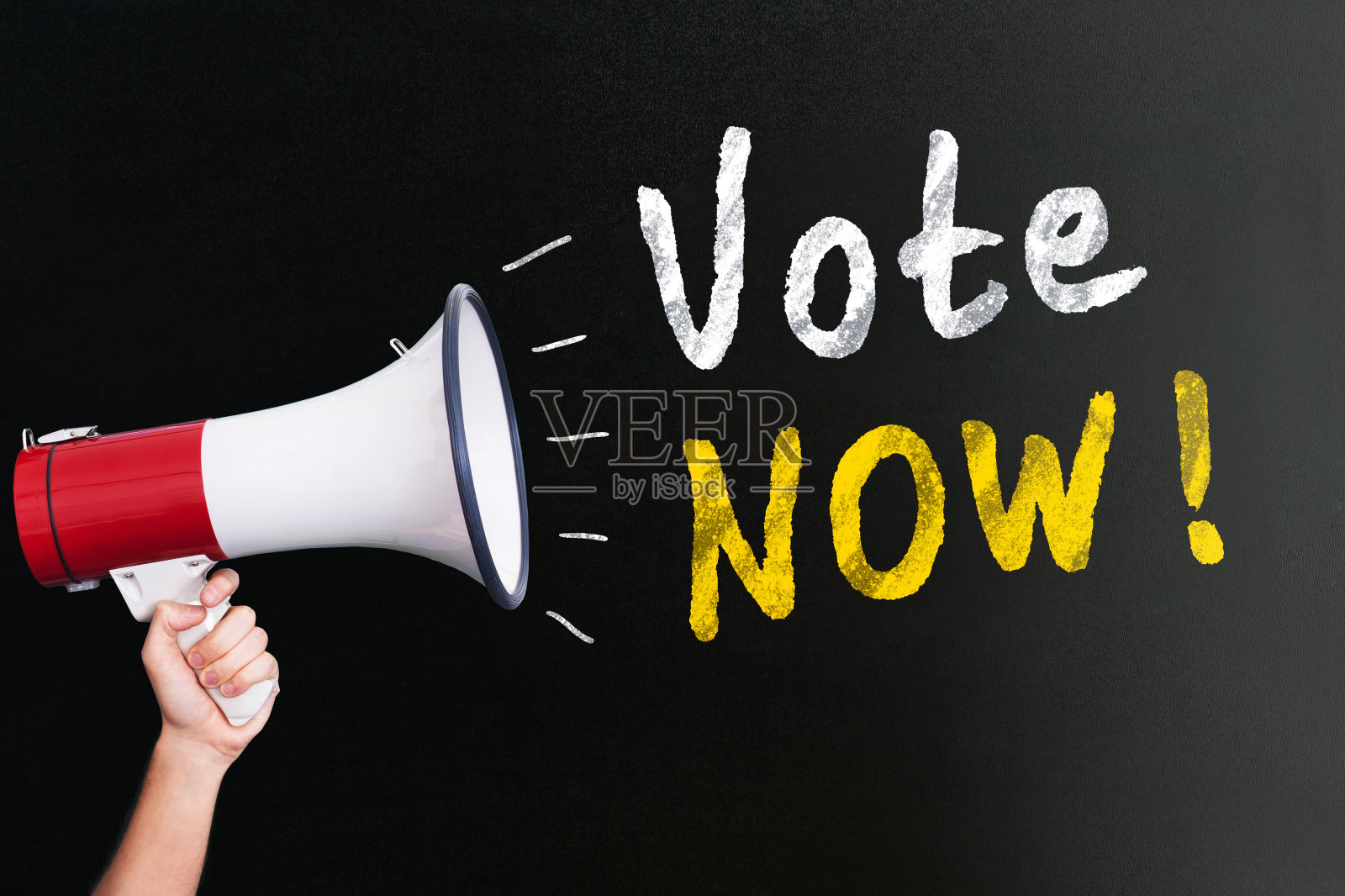 年轻人在用扩音器喊叫照片摄影图片