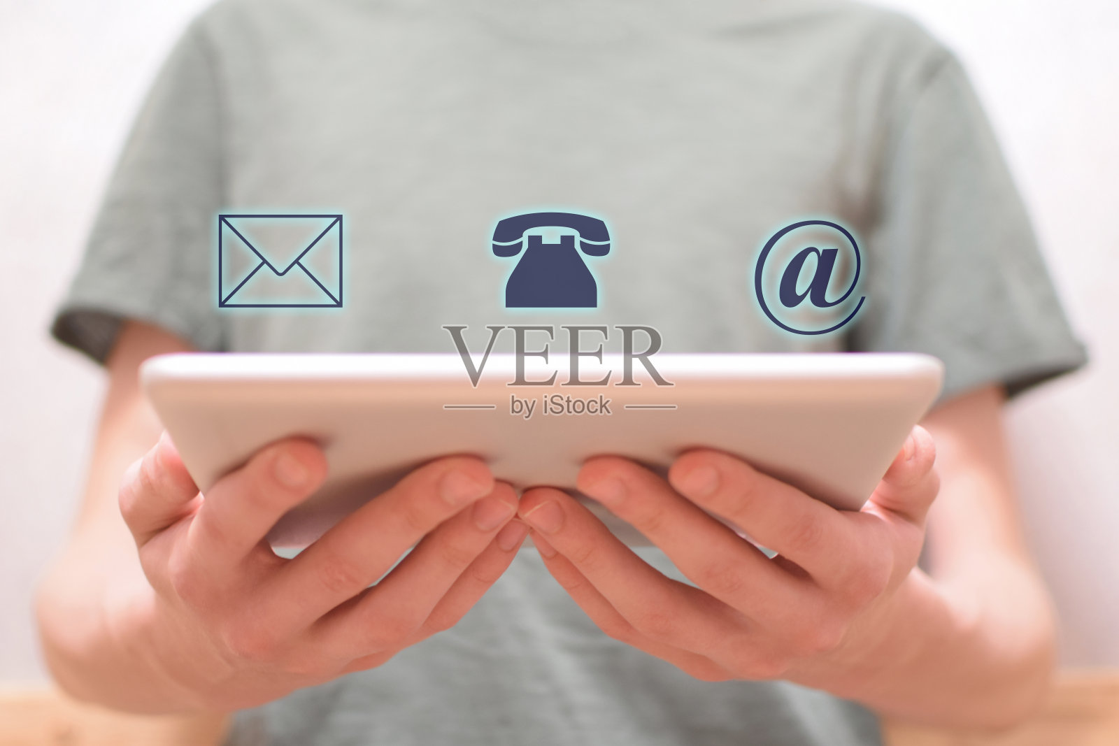 写字板上有信封、电话和电子邮件地址照片摄影图片