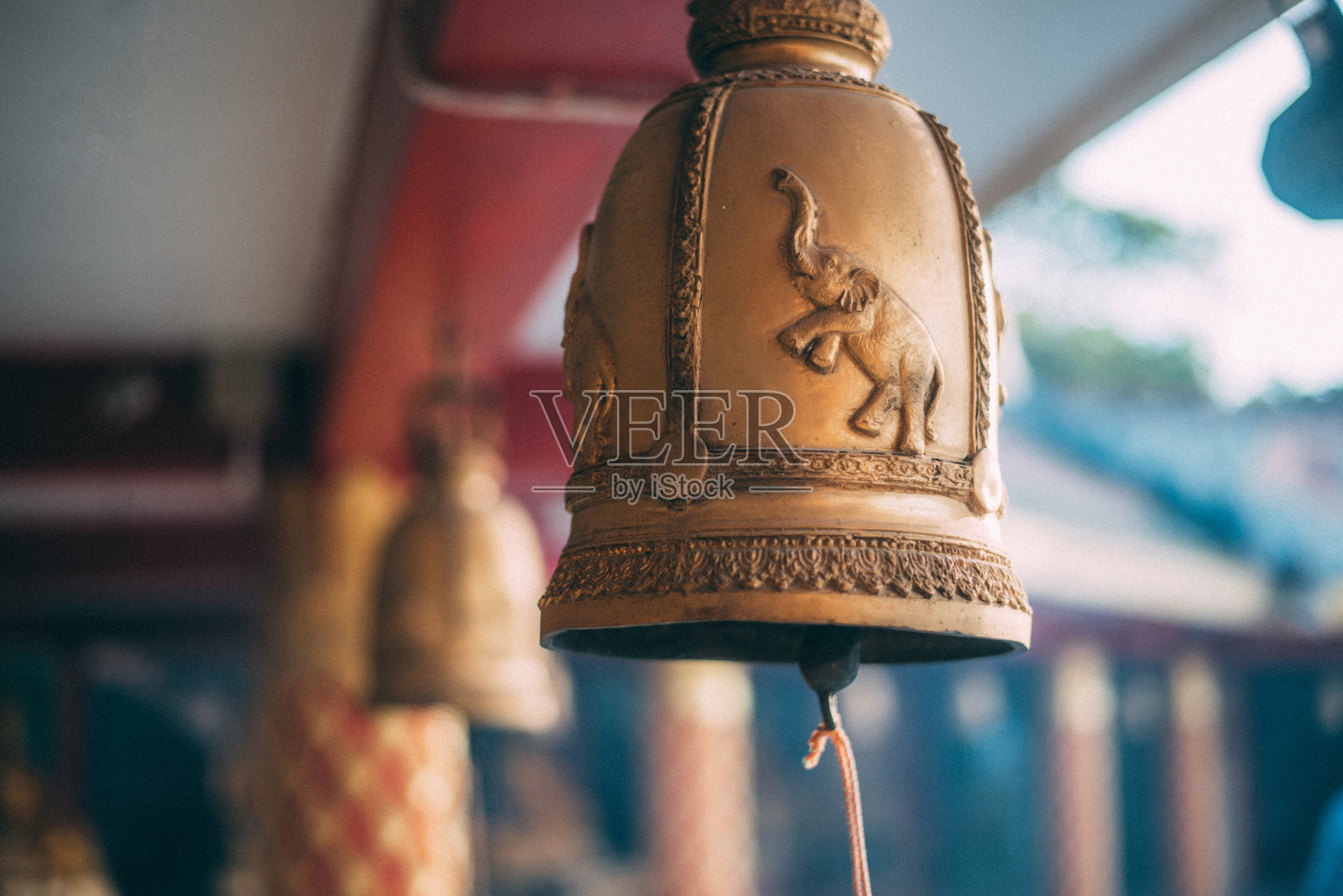 泰国颂卡，红卡寺的金色佛钟照片摄影图片