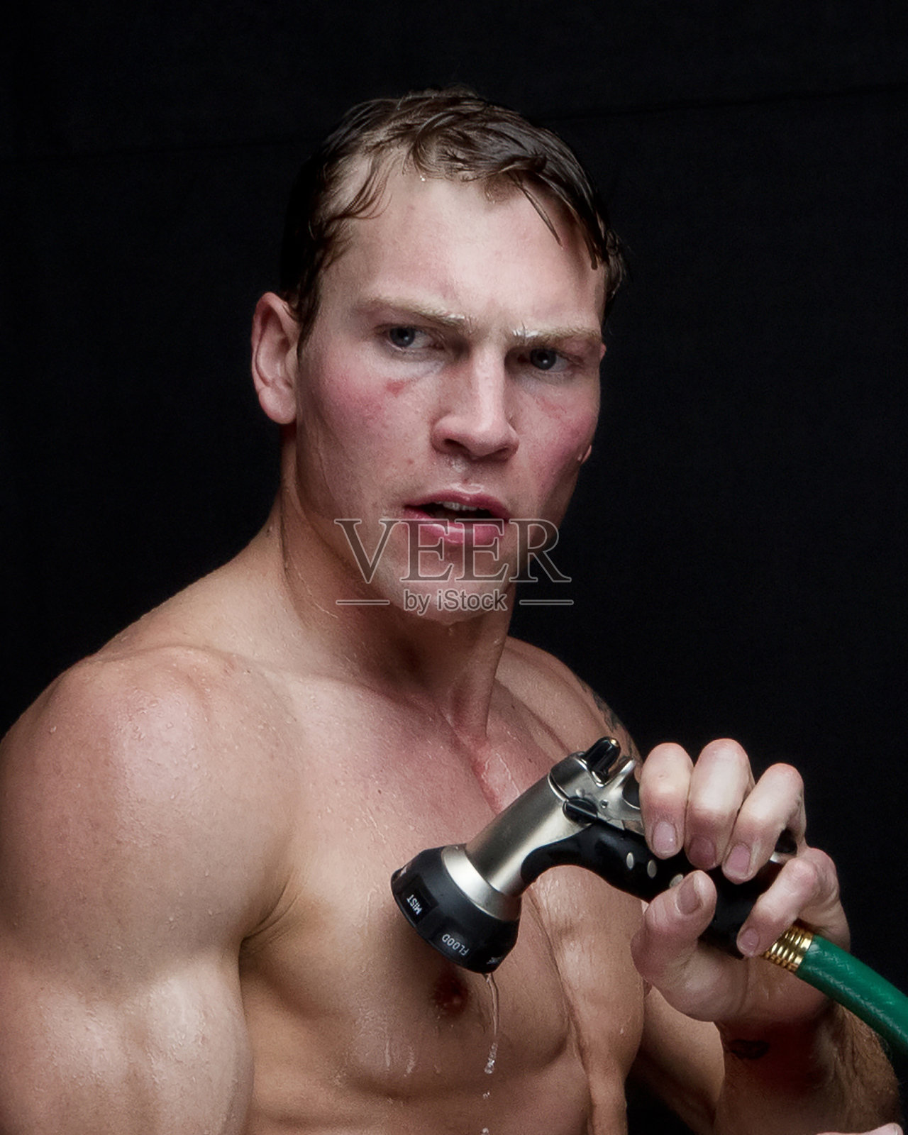 正在淋浴的英俊男人照片摄影图片