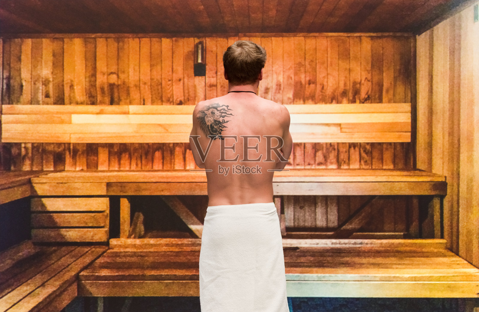 漂亮的裸男在蒸桑拿，后视镜照片摄影图片