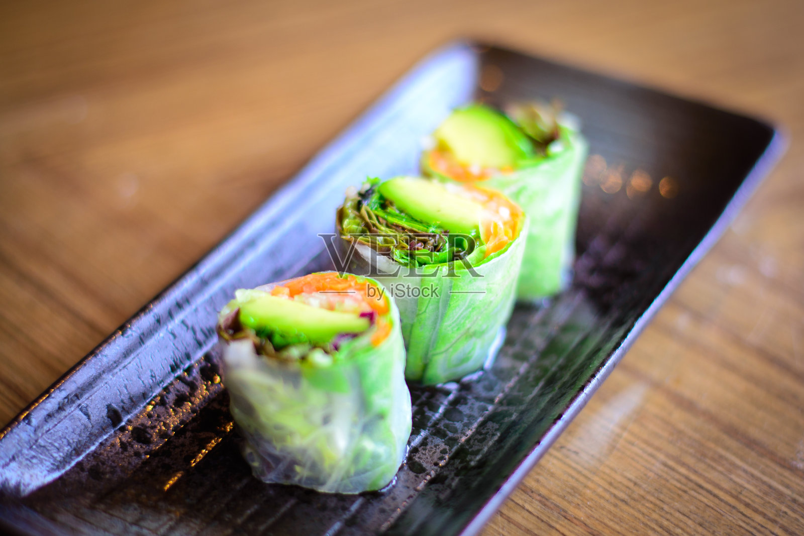 亚洲越南蔬菜和牛油果包在米糠里照片摄影图片