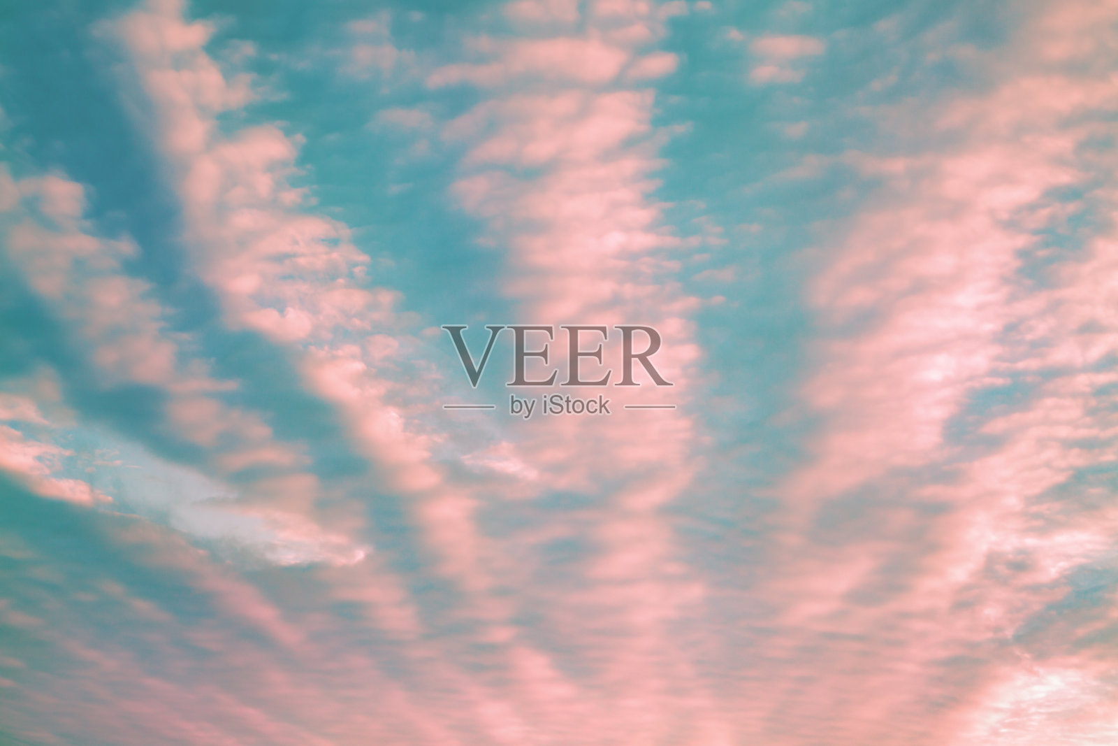 2019年的活珊瑚色，蓝色的天空和蓬松的云彩抽象背景照片摄影图片