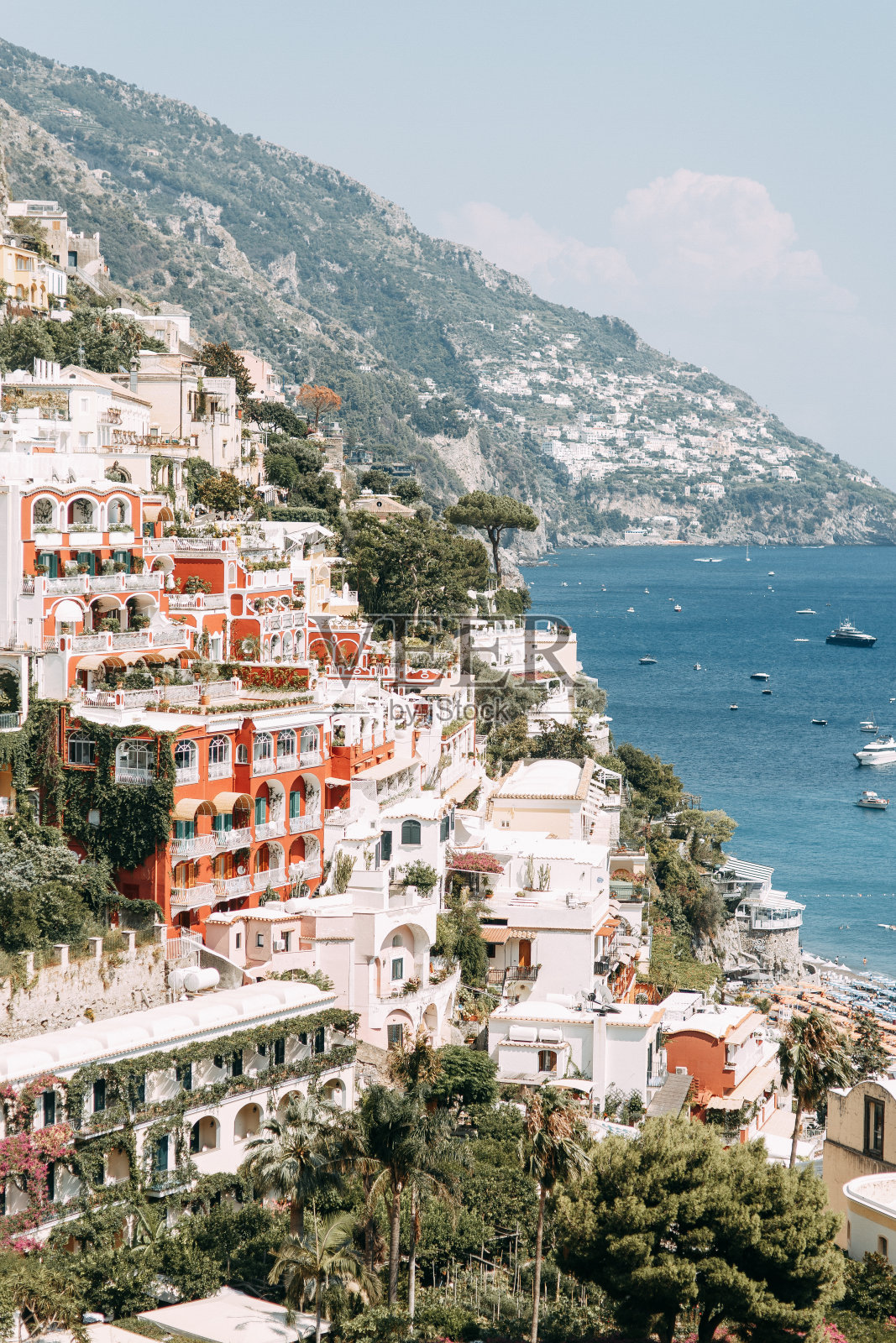 意大利阿马尔菲的波西塔诺海岸。夜市的全景，以及有商店和咖啡馆的街道。房子坐落在海边和海滩上。古建筑和寺庙。视图的明信片照片摄影图片