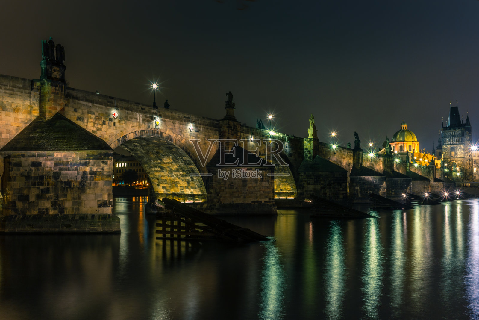 布拉格寒冷冬夜查尔斯桥和伏尔塔瓦河的景色- 3照片摄影图片