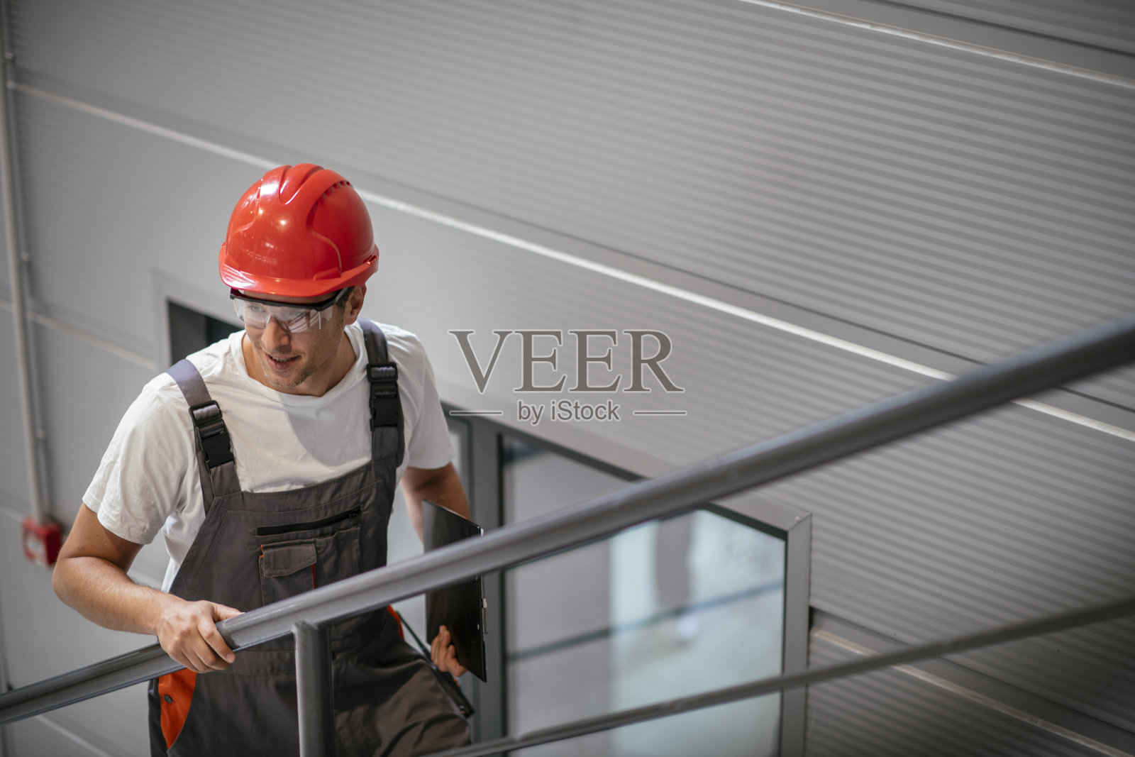 工厂男工程师照片摄影图片