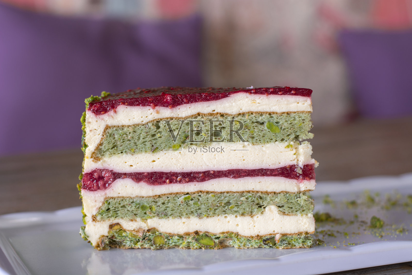 白色盘子里有开心果和浆果蛋糕照片摄影图片