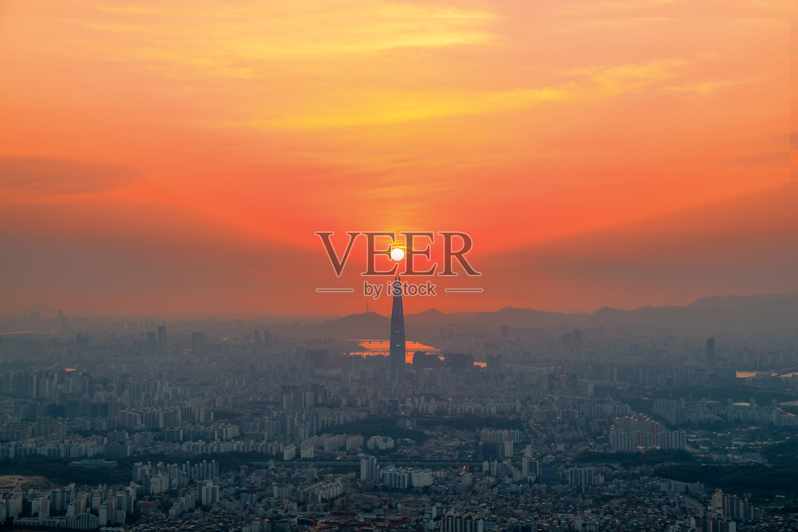 夕阳下的乐天大厦照片摄影图片