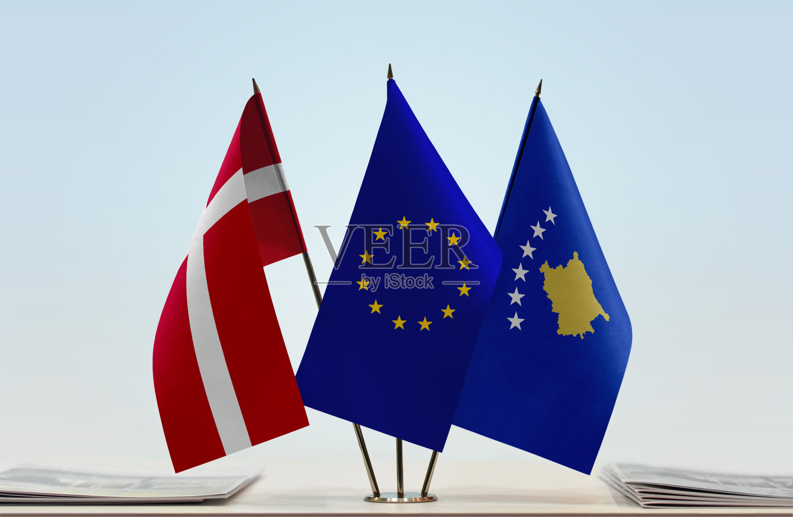 丹麦、欧盟和科索沃的旗帜照片摄影图片