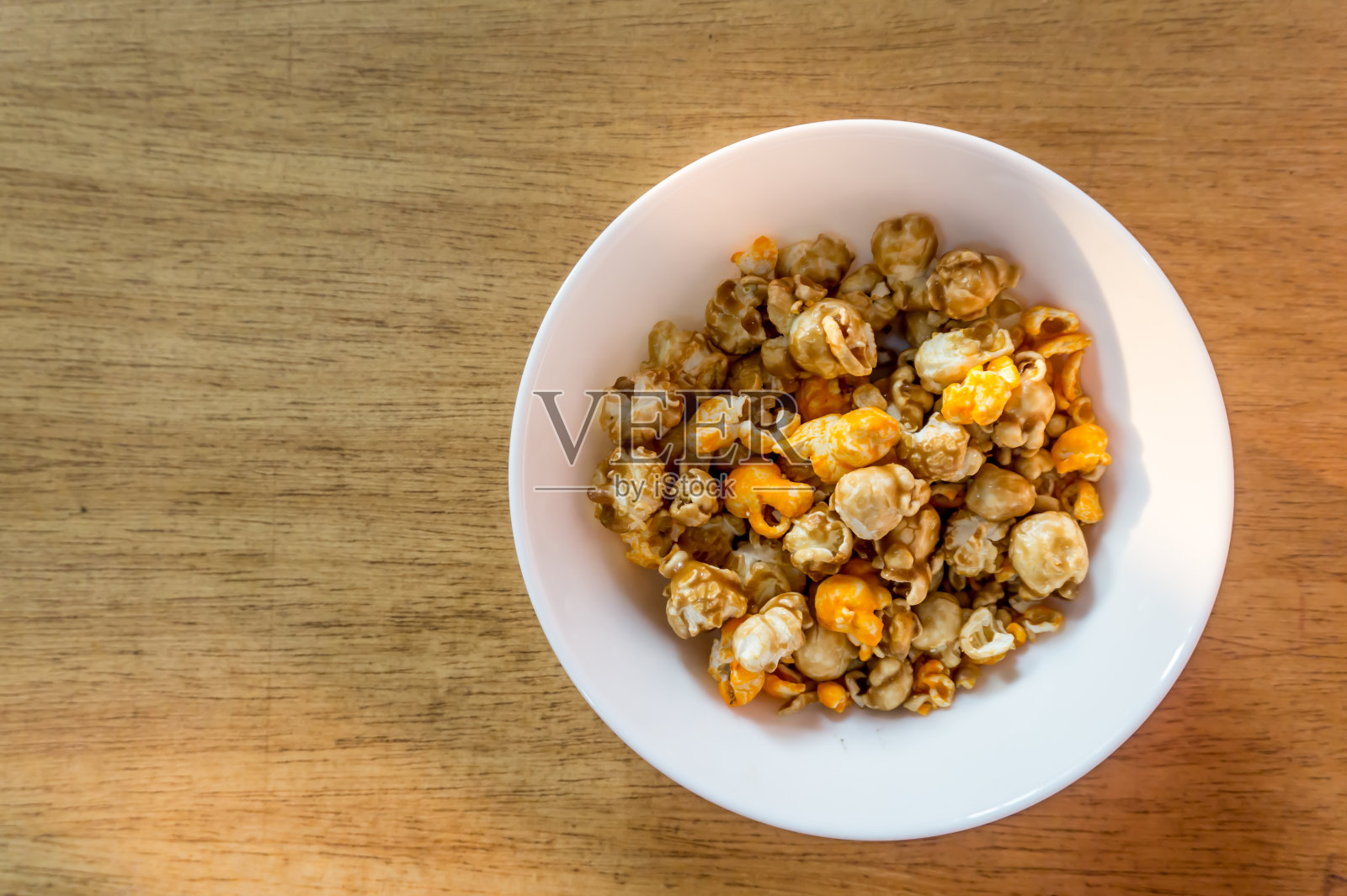 爆米花奶酪放在木桌上照片摄影图片