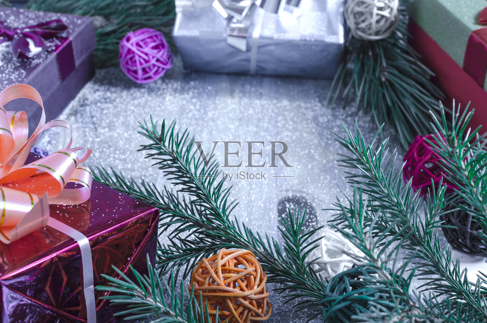 礼品盒与松树枝上的蓝色背景视图从以上新年照片摄影图片