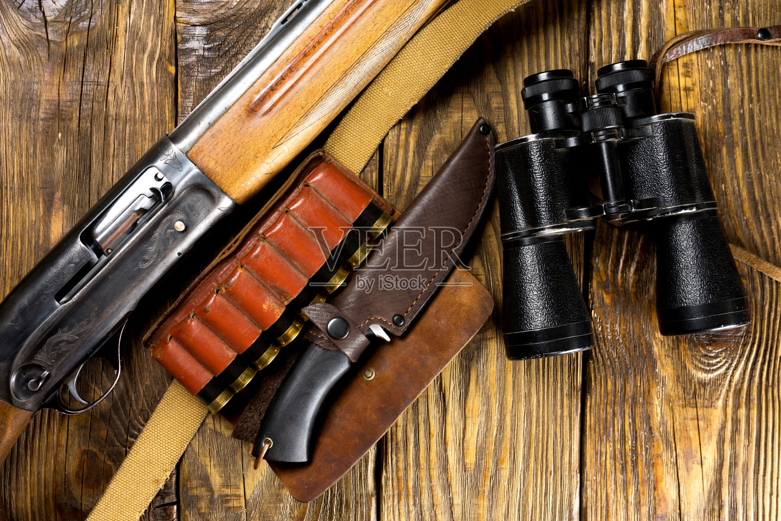 木制背景上放着猎枪和弹药。照片摄影图片