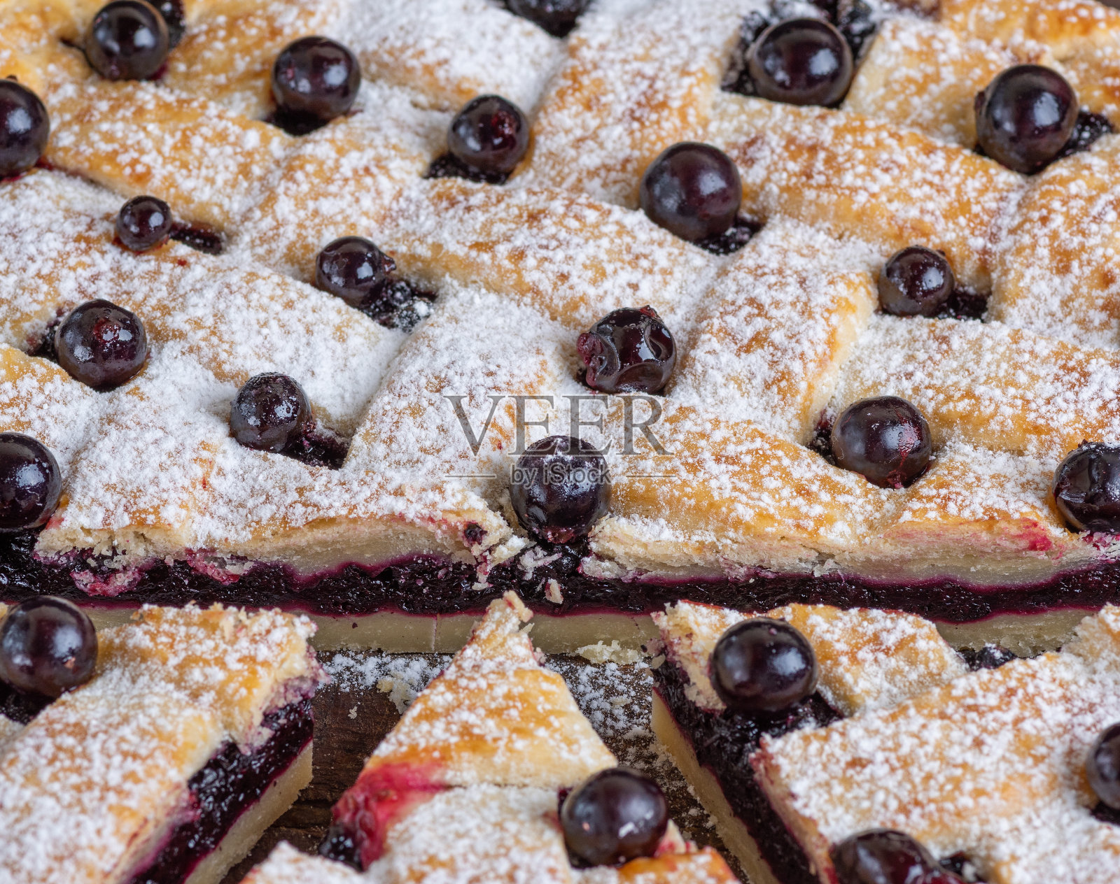 烤圆黑醋栗饼照片摄影图片