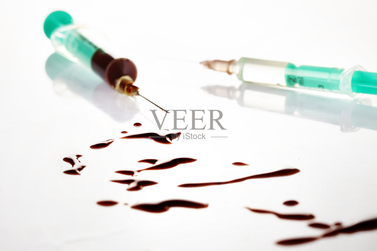 注射器和血液，不卫生的条件照片摄影图片