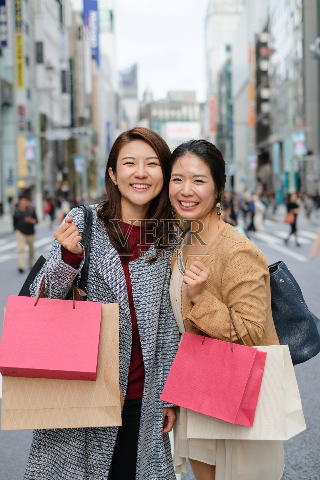 购物区街道上的妇女肖像照片摄影图片