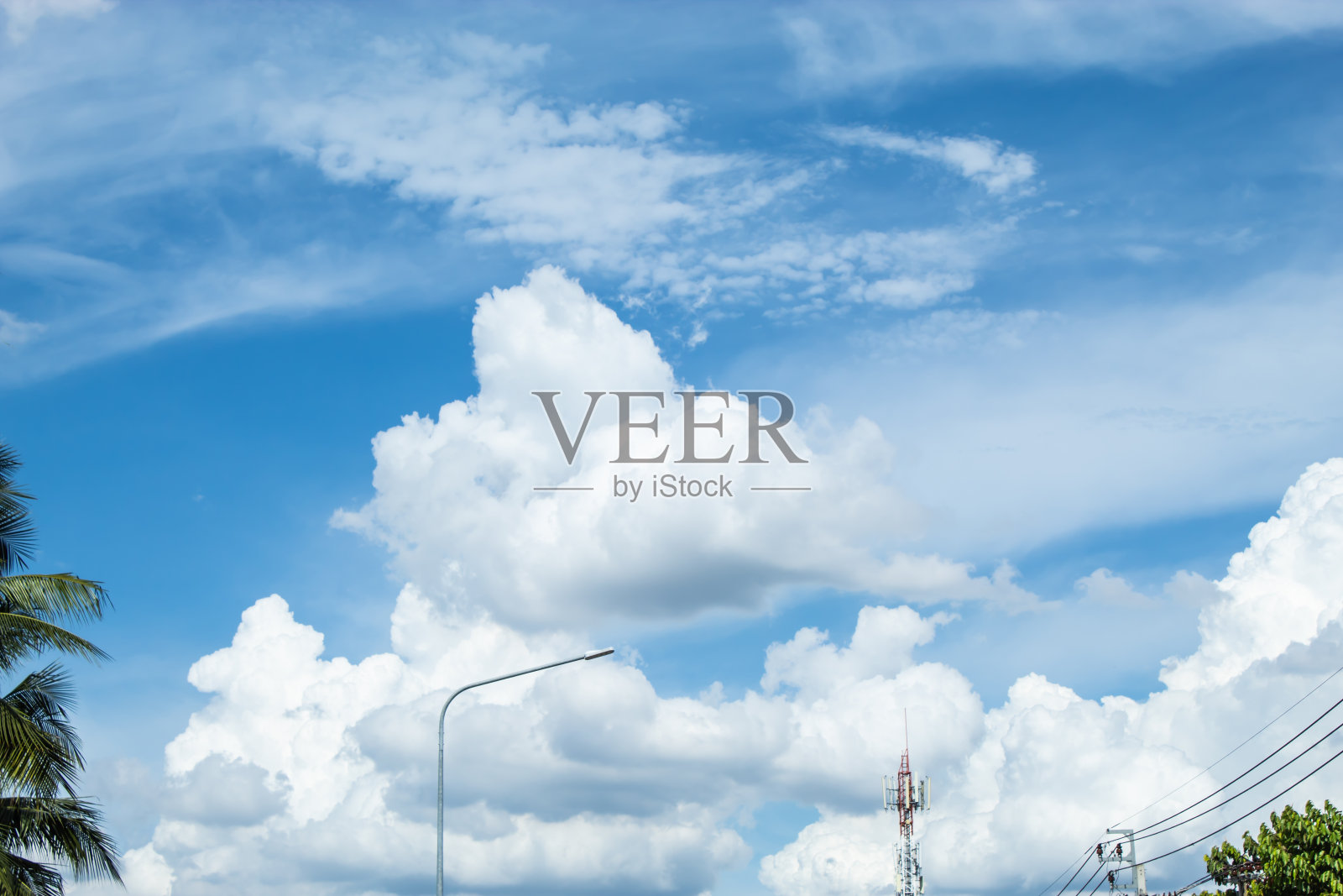 美丽的云彩和太阳。照片摄影图片