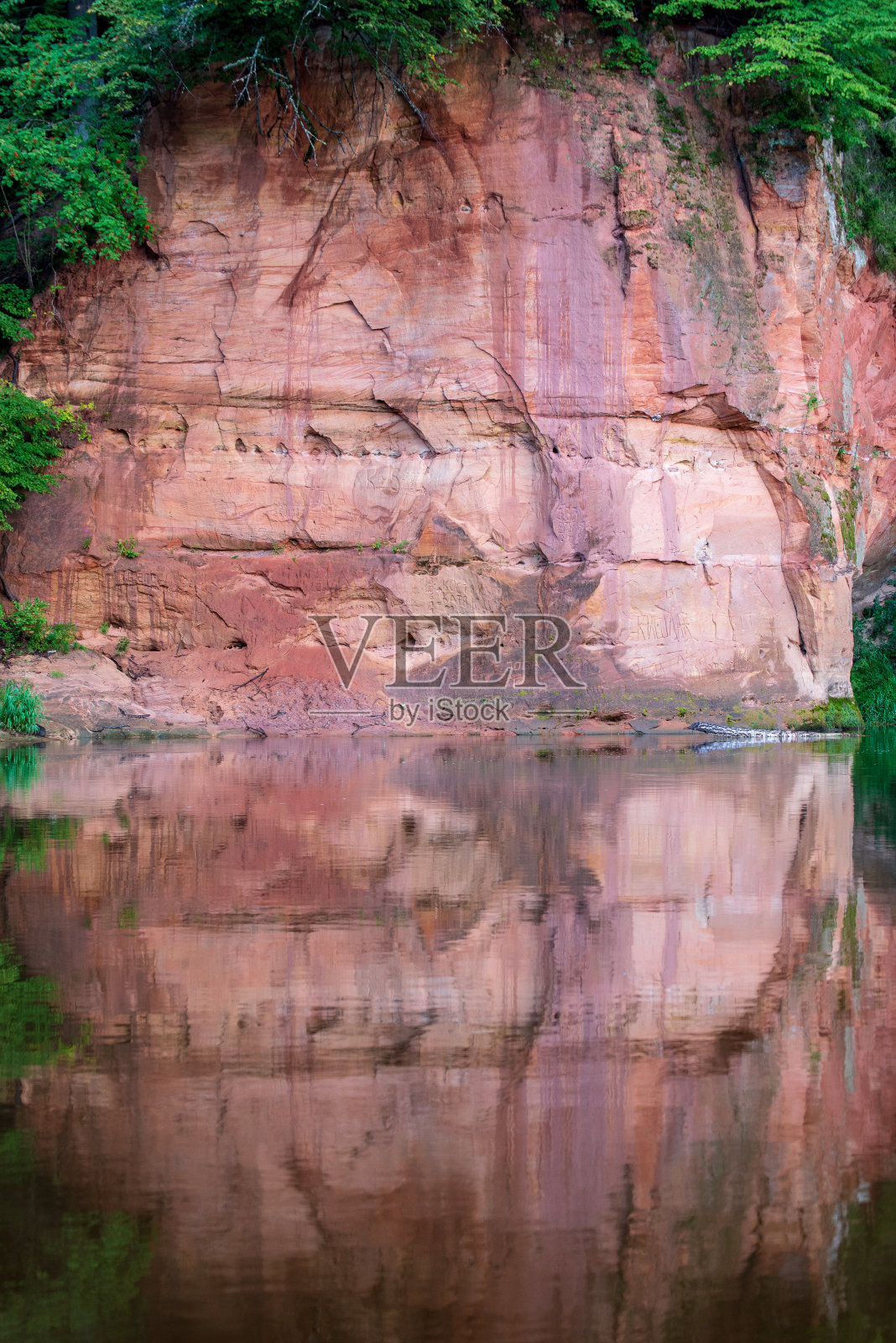 拉脱维亚阿马塔河岸边美丽的砂岩悬崖照片摄影图片