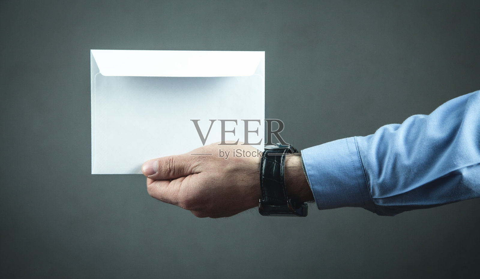 手握空白信封。经营理念照片摄影图片