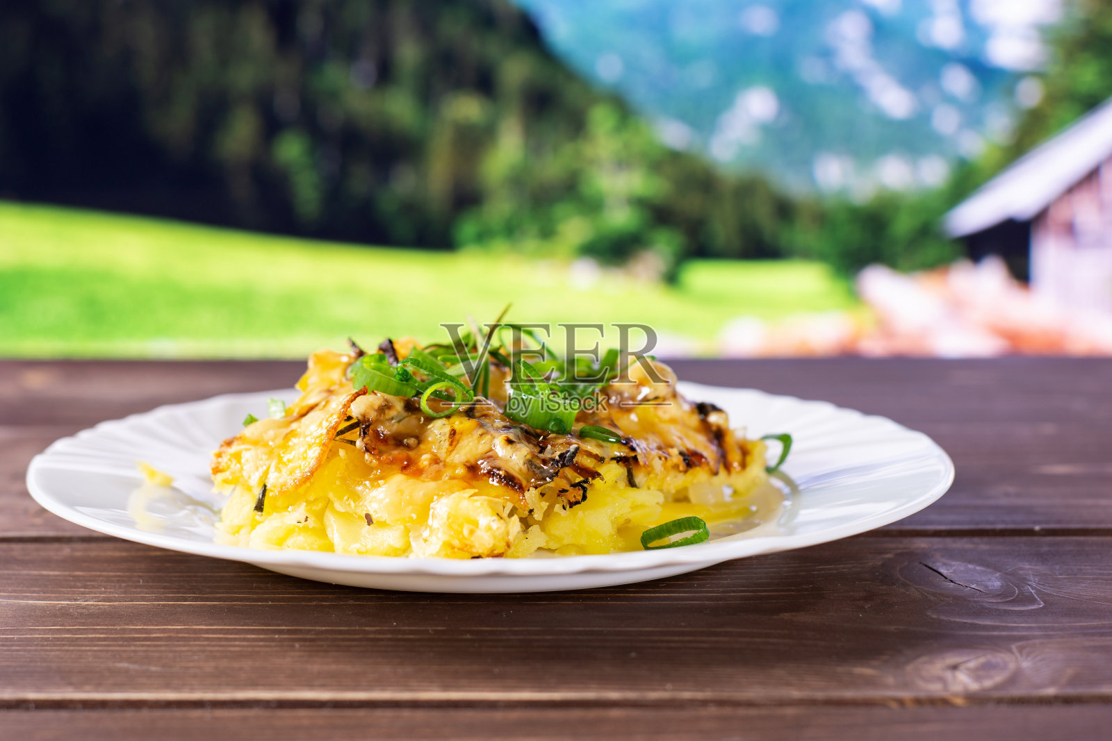 一步一步地用乡村自然的方式制作洋葱烤土豆照片摄影图片