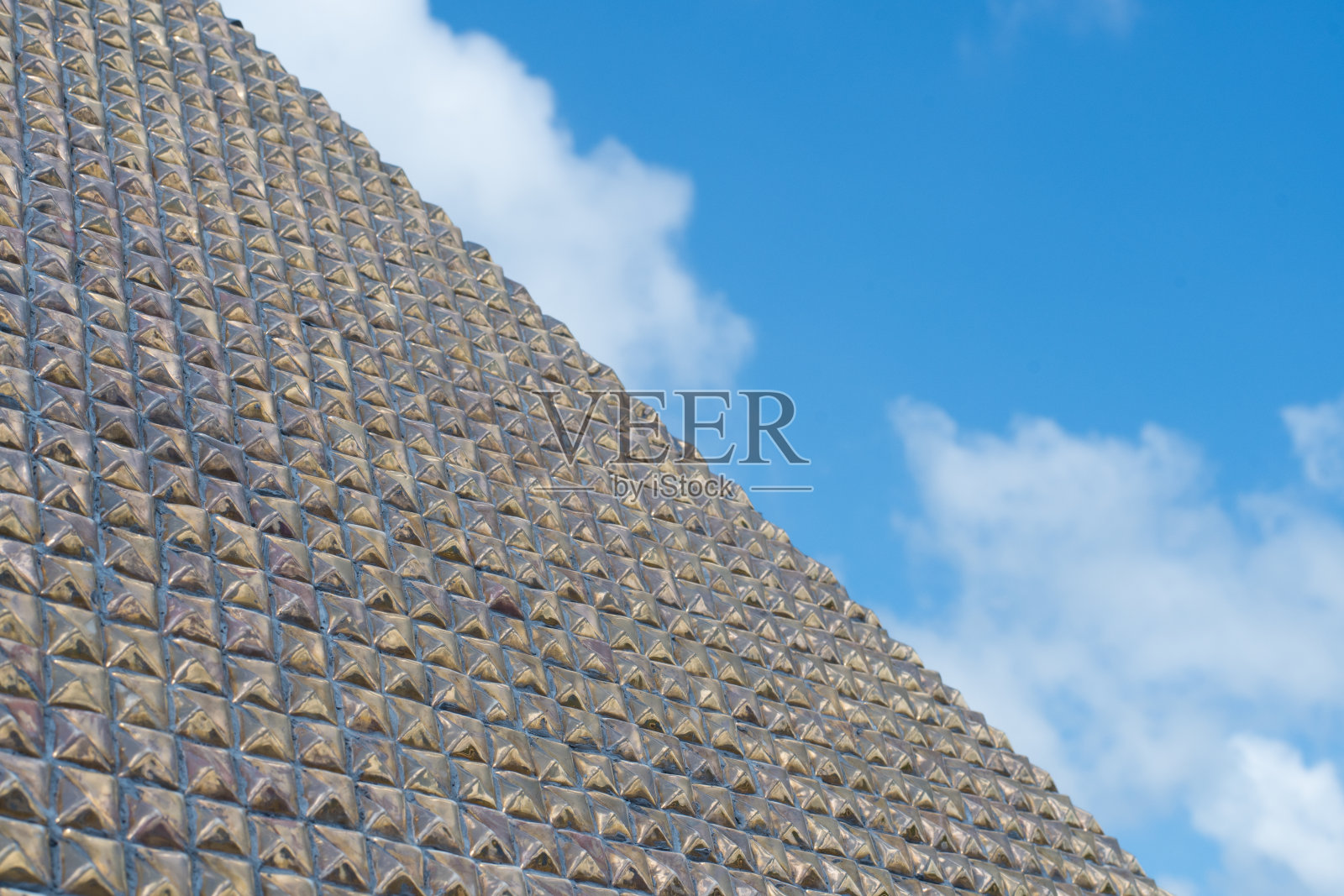 抽象的金属纹理和蓝天背景照片摄影图片