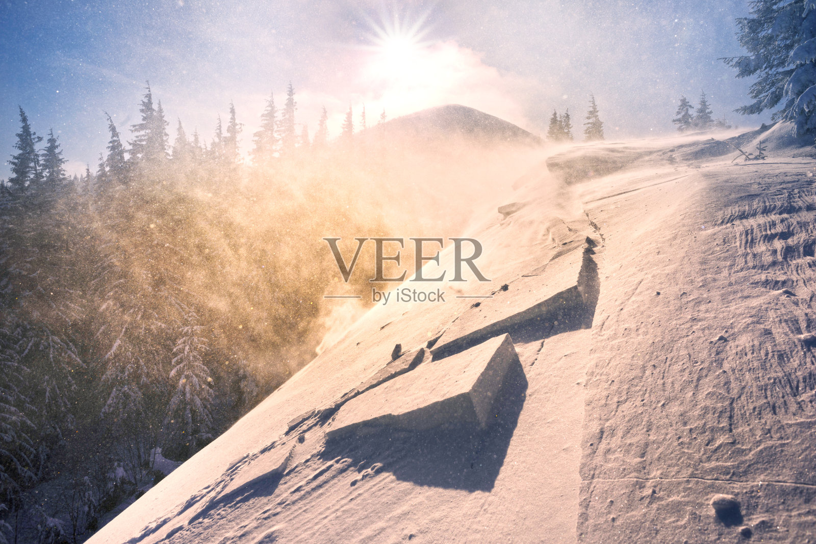 在危险的斜坡上发生雪崩照片摄影图片