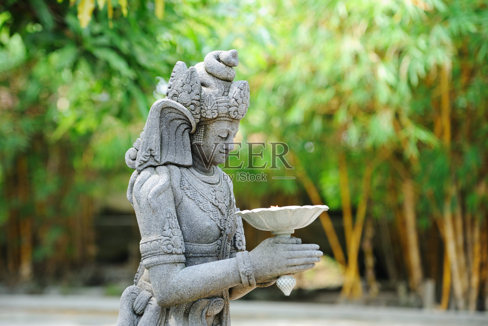 婆罗浮屠附近Candi Mendut修道院的古老雕像。印度尼西亚爪哇岛中部。照片摄影图片